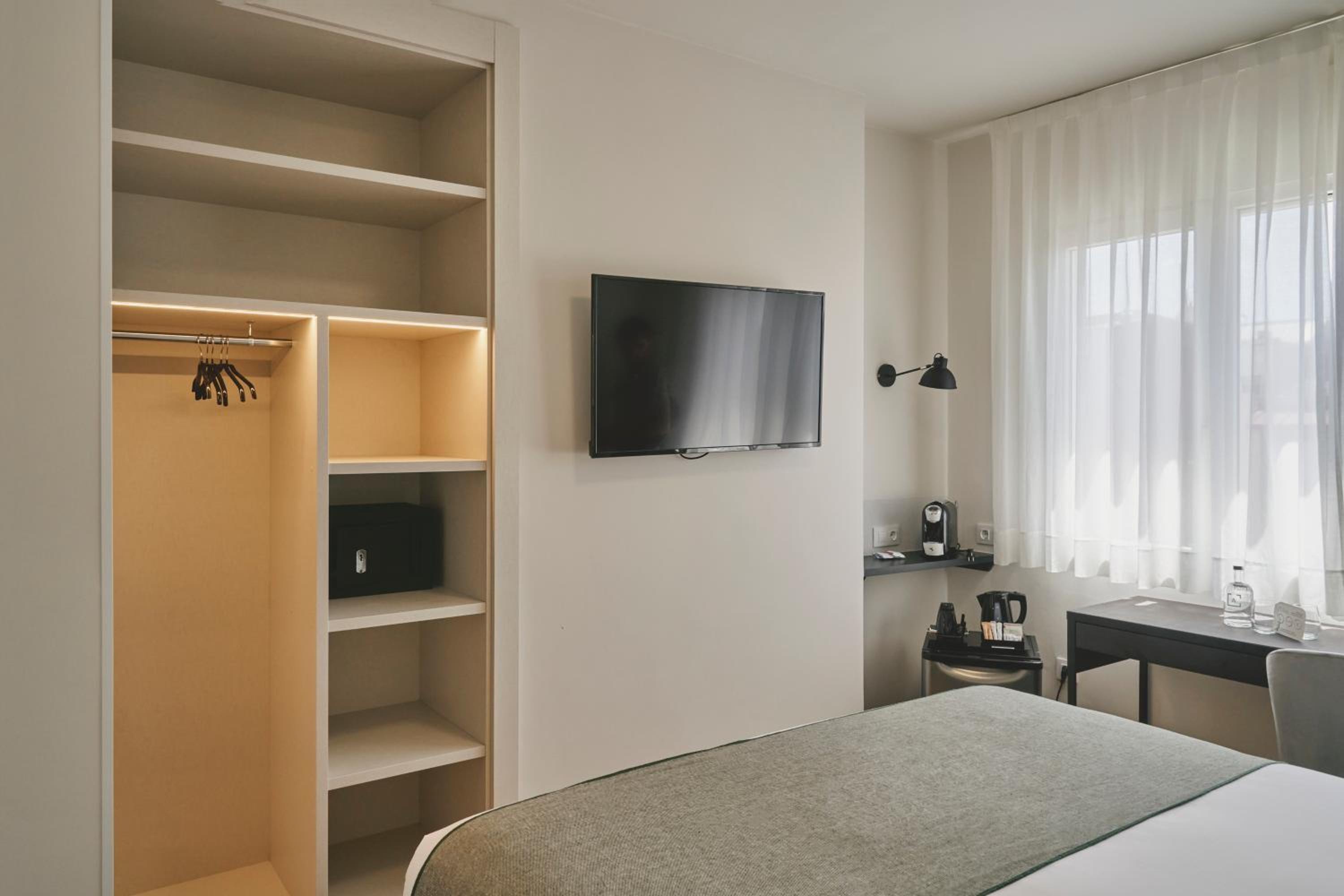 Tres Torres Atiram Hotel