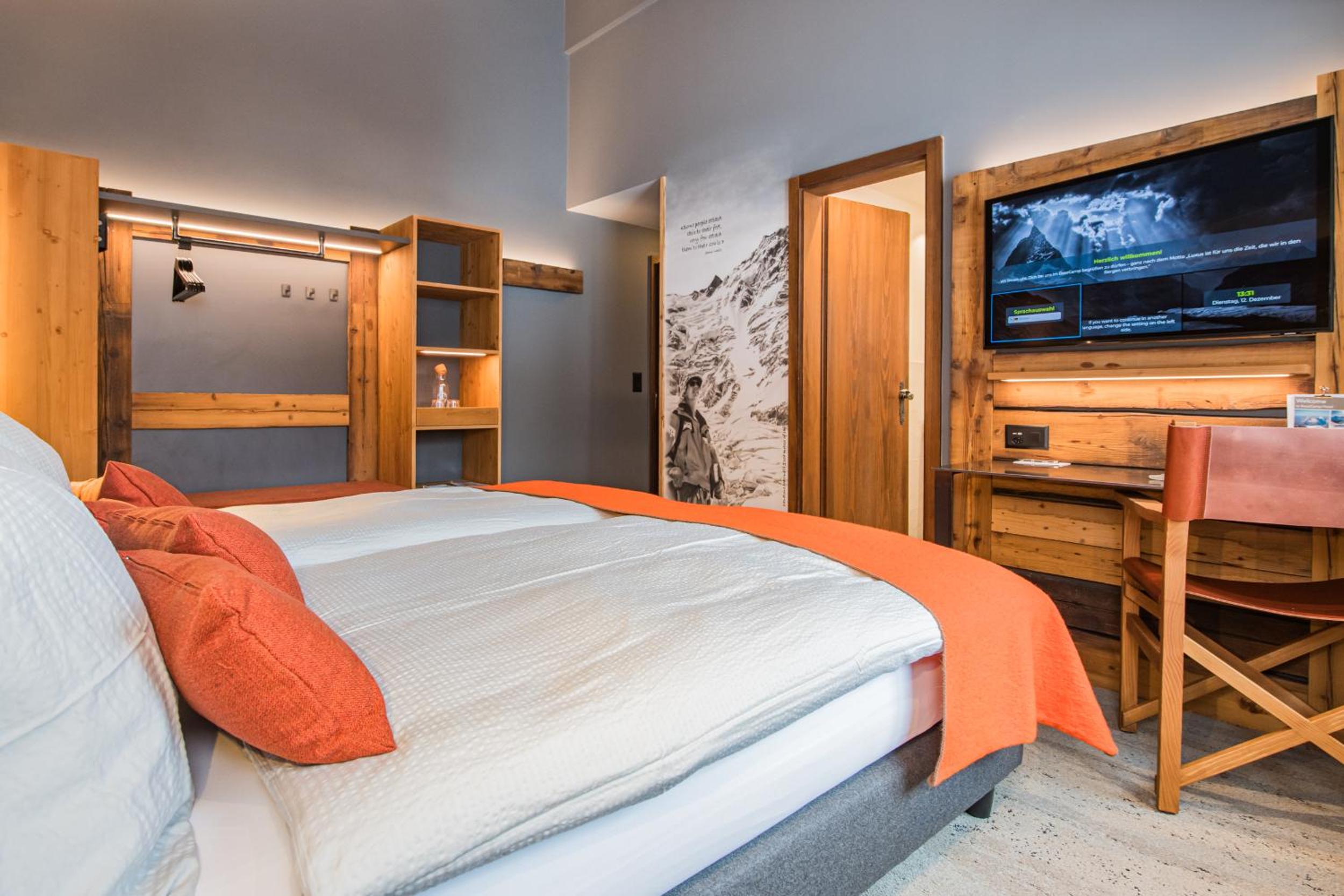 BaseCamp Hotel