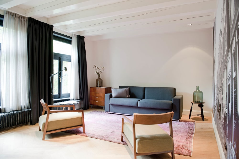 Hotel IX